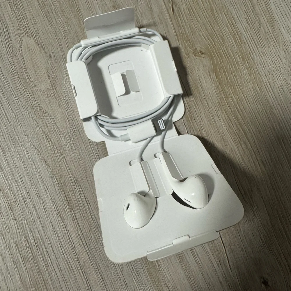 Apple White EarPods with Lightning Connector